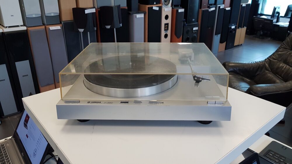 Yamaha P-550 turntable
