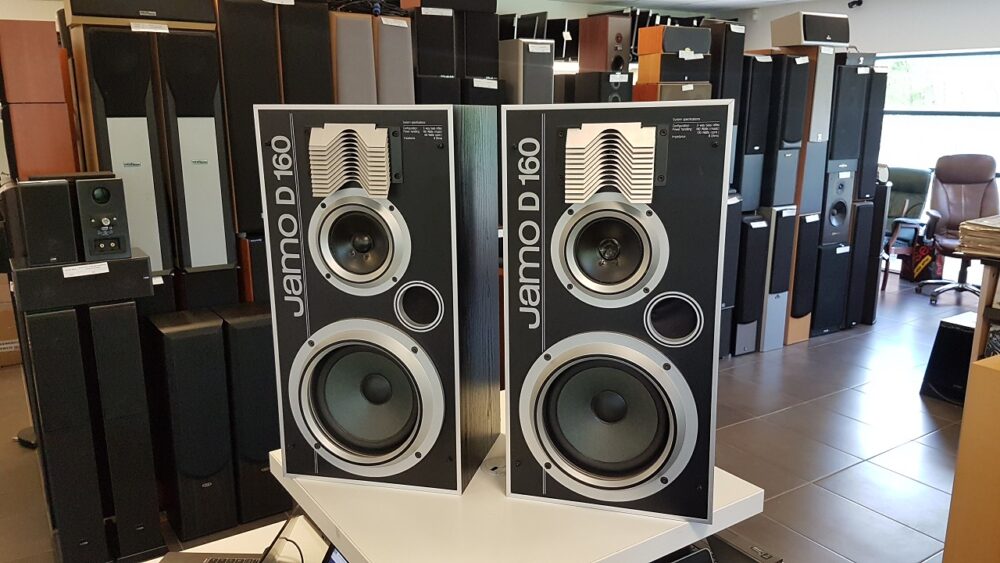 Jamo D 160 speakers