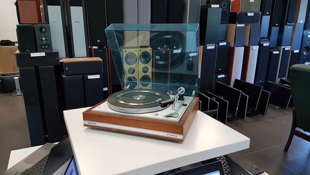Skantik 4221-2 turntable