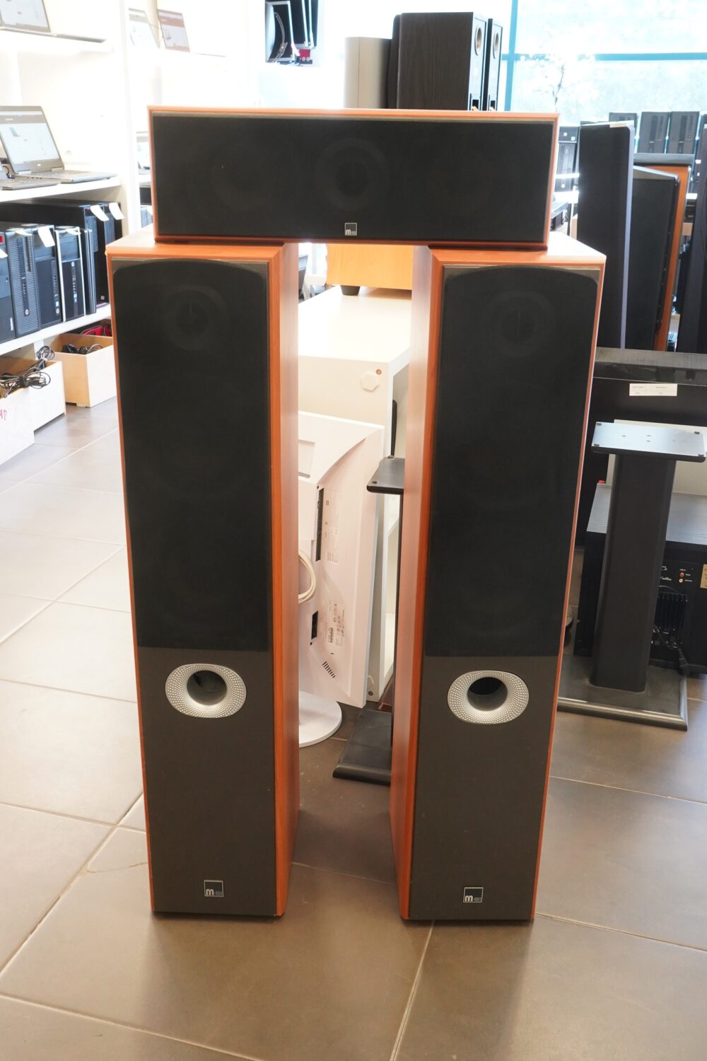 Floor standing speakers M-Audio HTS 700 + center speaker
