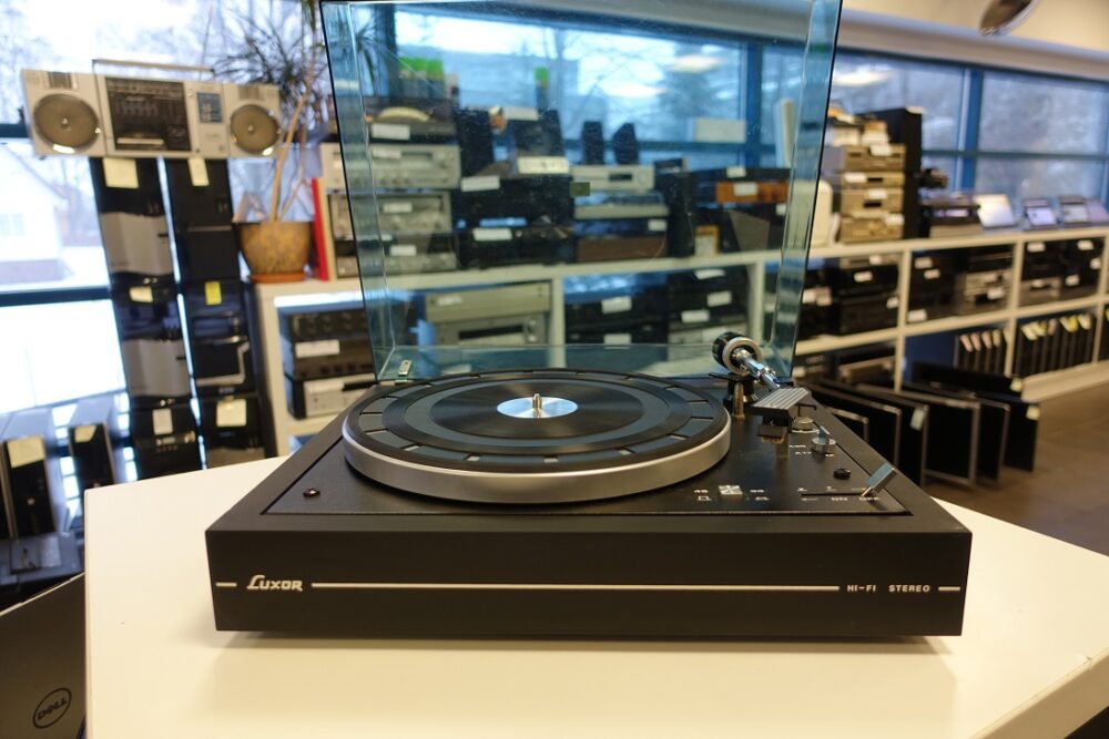 Luxor ProV lll turntable
